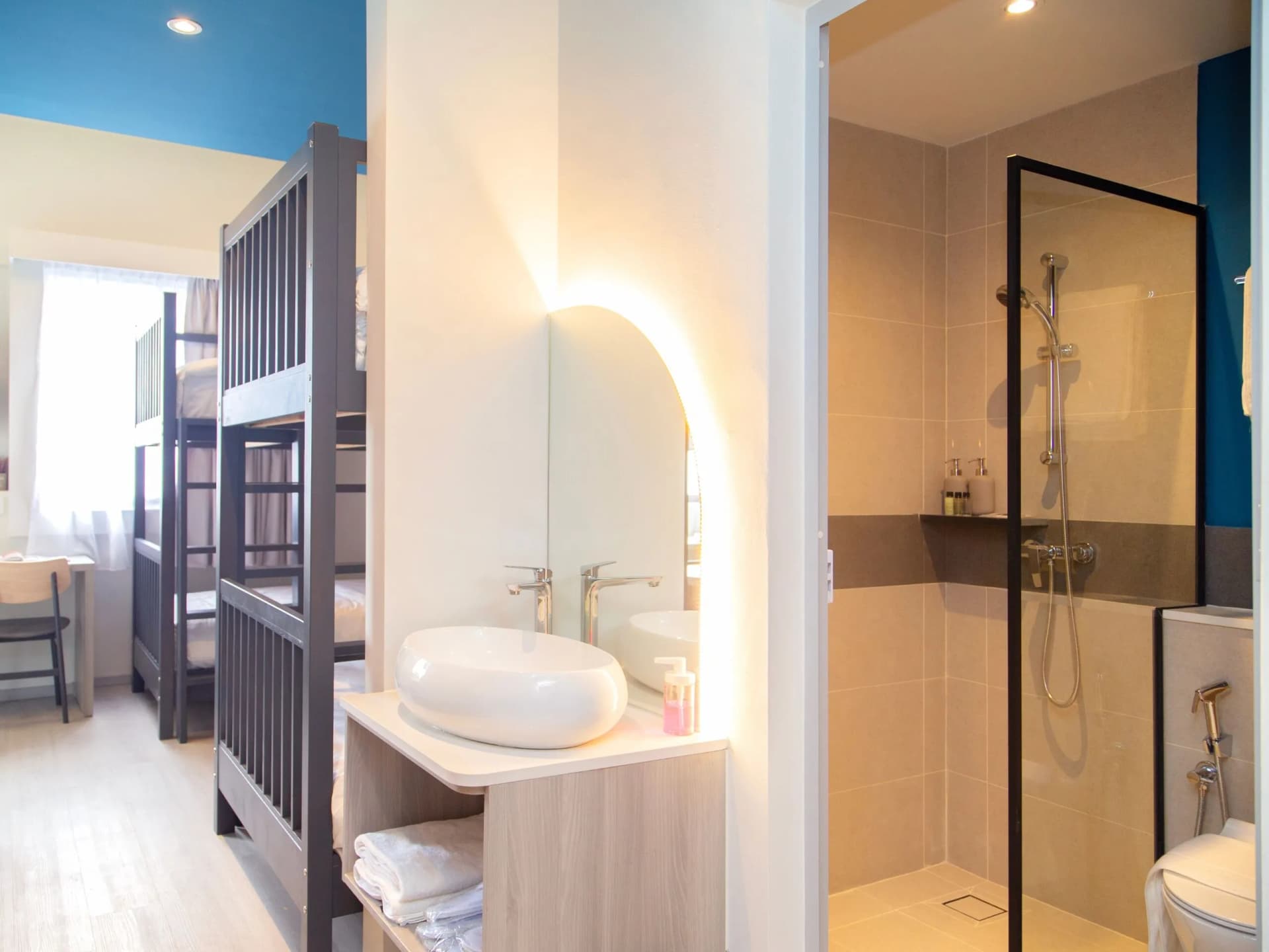 Studio at Coliwoo Hotel Pasir Panjang in D5, Singapore - Photo 2