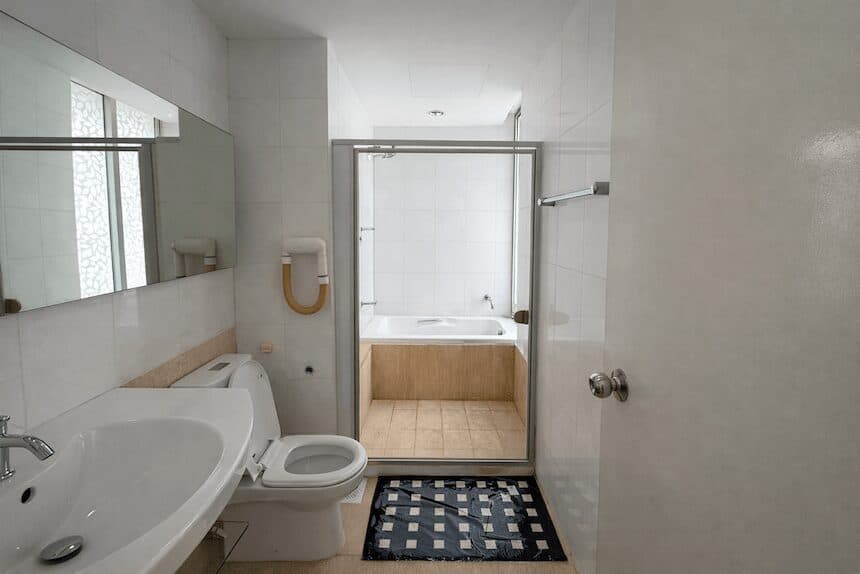 Ensuite at Kerrisdale in D08, Singapore - Photo 2
