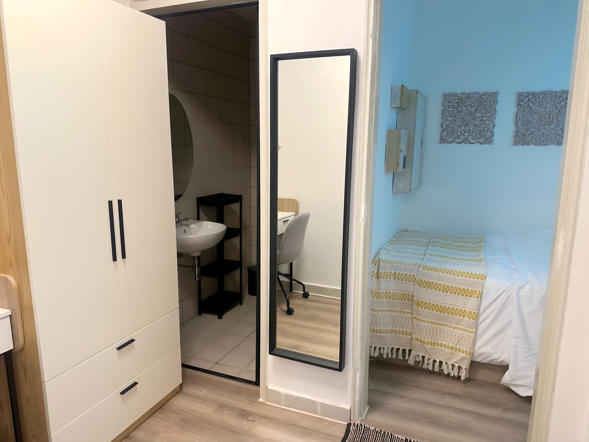 Ensuite at Oleanas Residence in D09, Singapore - Photo 2