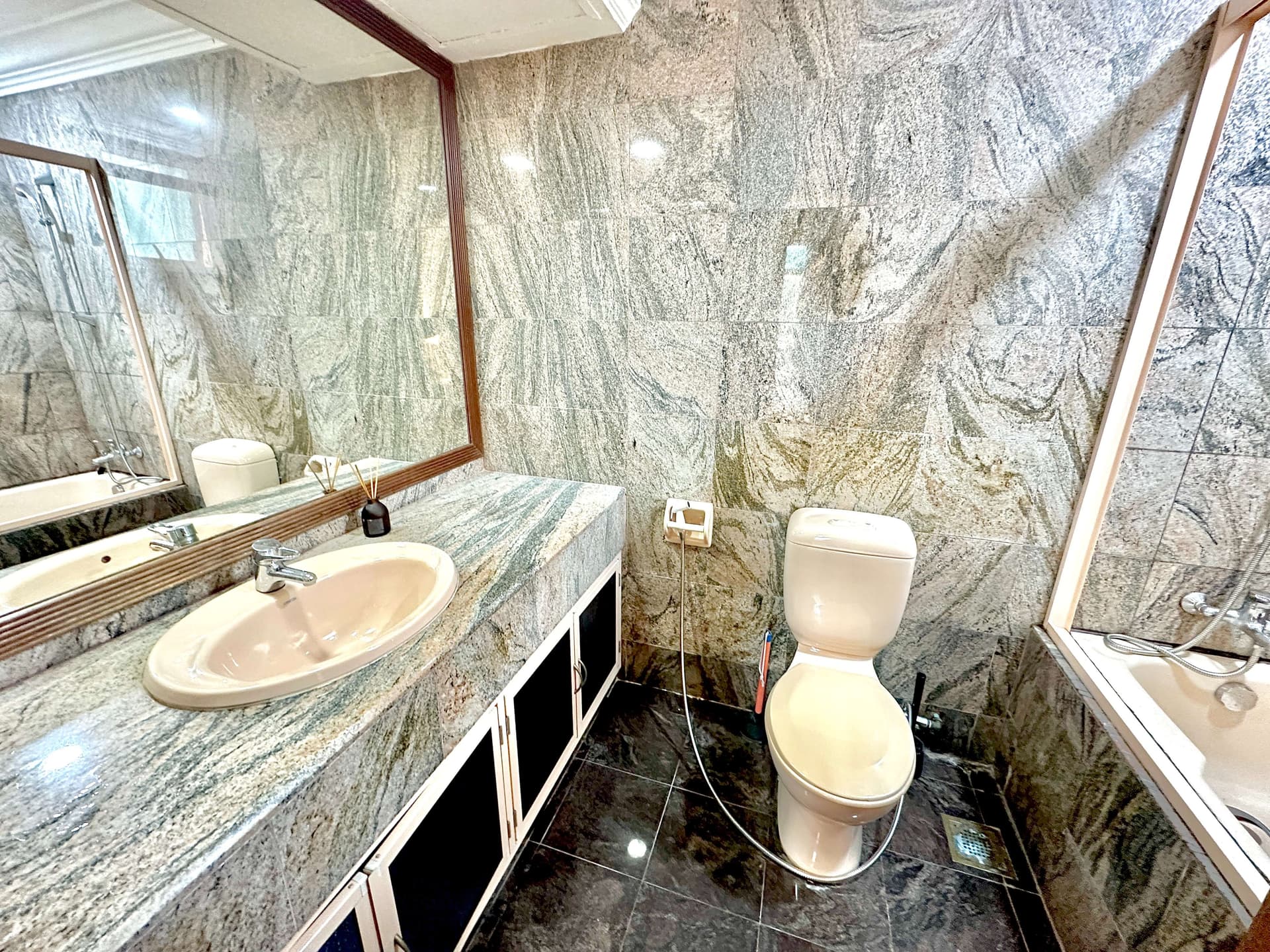 Master at Le Hill Condominium in D05, Singapore - Photo 5