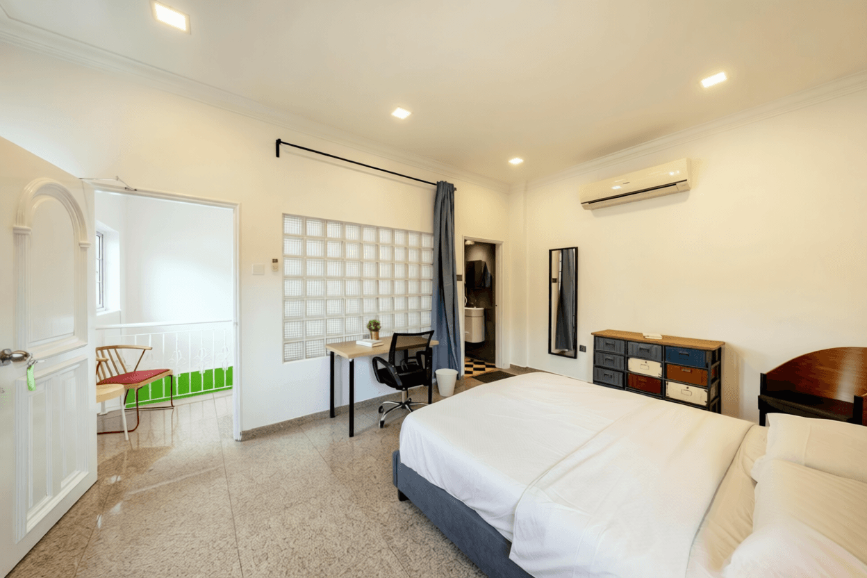 Master Ensuite Room at 12 Sixth Avenue