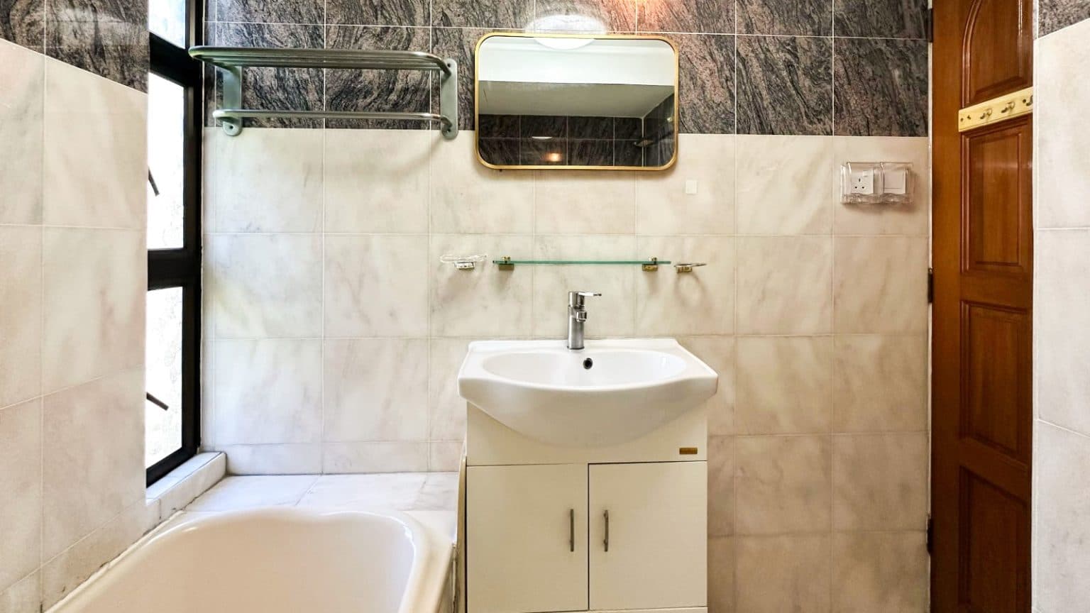 Ensuite at 2 PANDAN VALLEY in D21, Singapore - Photo 4