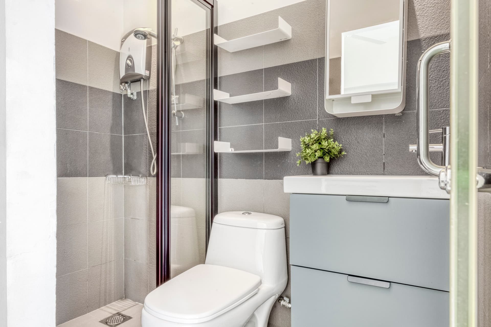 Studio at 27C Hoot Kiam Road in D08, Singapore - Photo 2