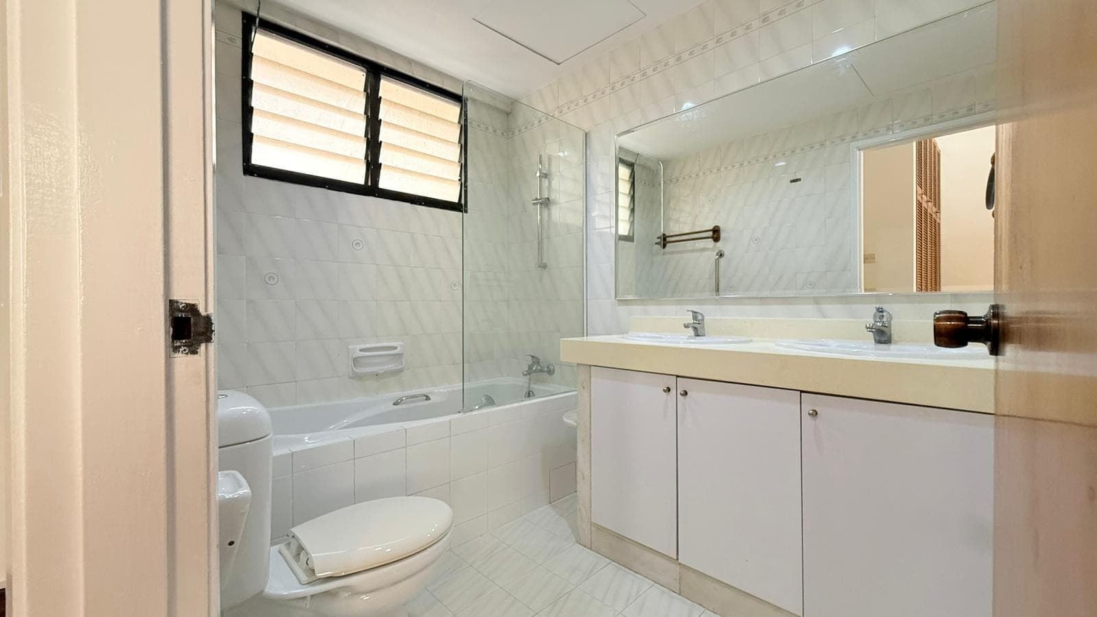 Ensuite at 32 DUBLIN LODGE in D09, Singapore - Photo 4