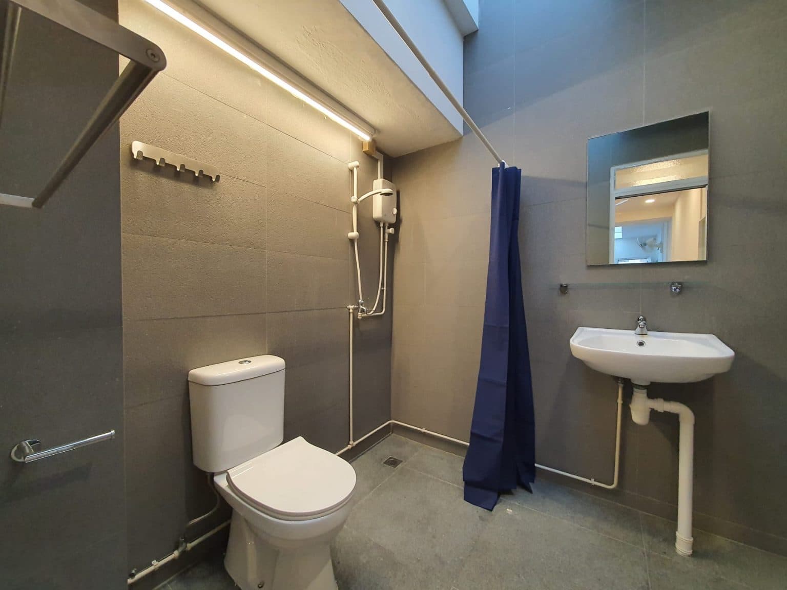 Ensuite at 78 MOH GUAN in D03, Singapore - Photo 2