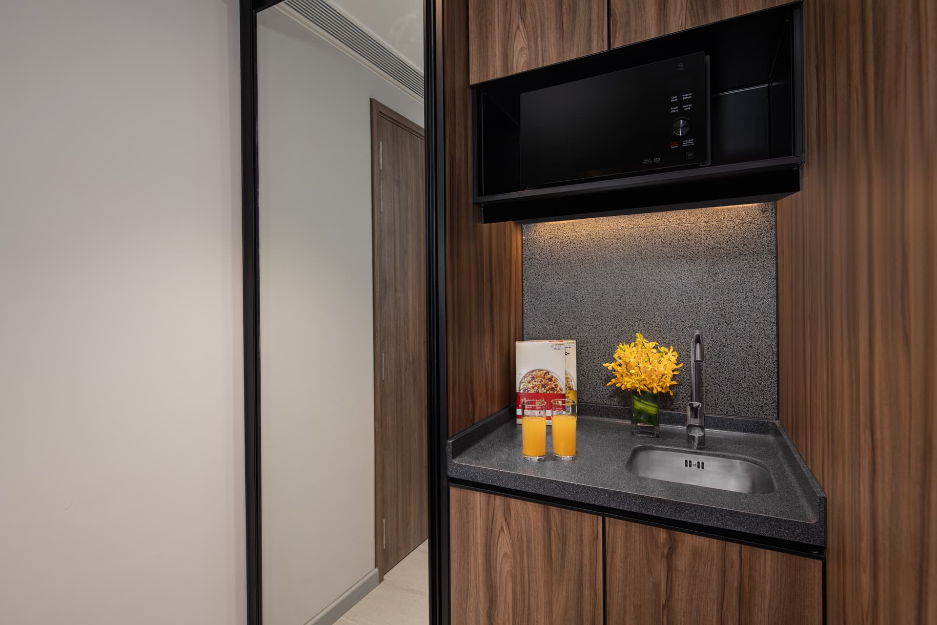 Studio at Citadines Rochor Singapore in D7, Singapore - Photo 3