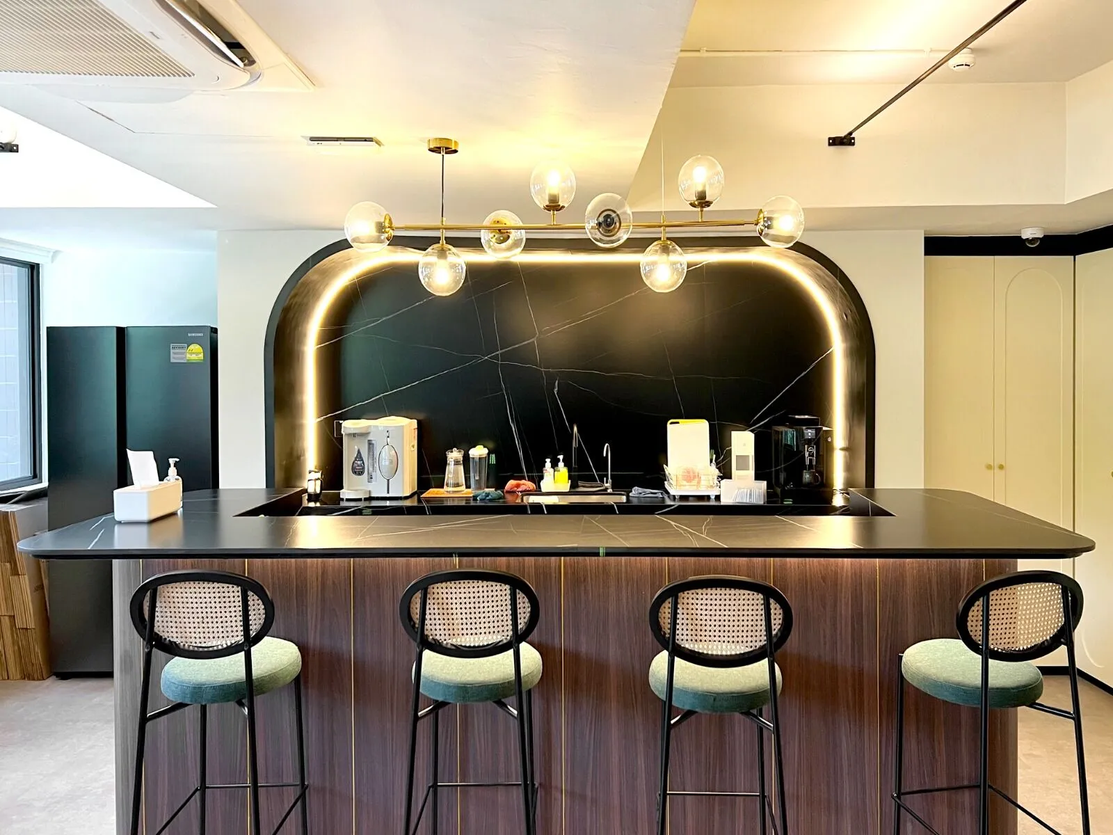 Coliwoo 75 Beach Road in D7, Singapore - Photo 2
