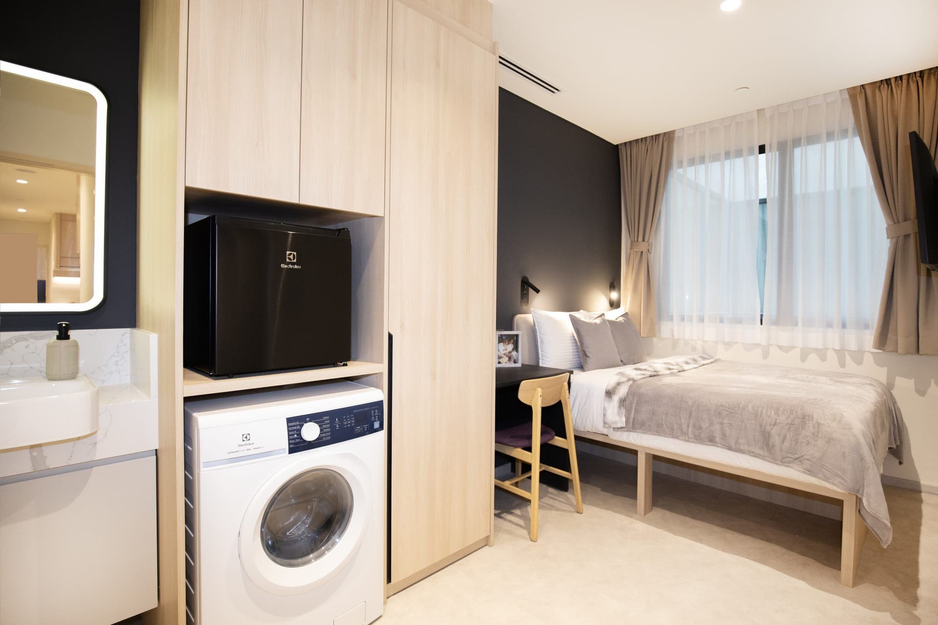 Ensuite at Coliwoo Midtown in D7, Singapore