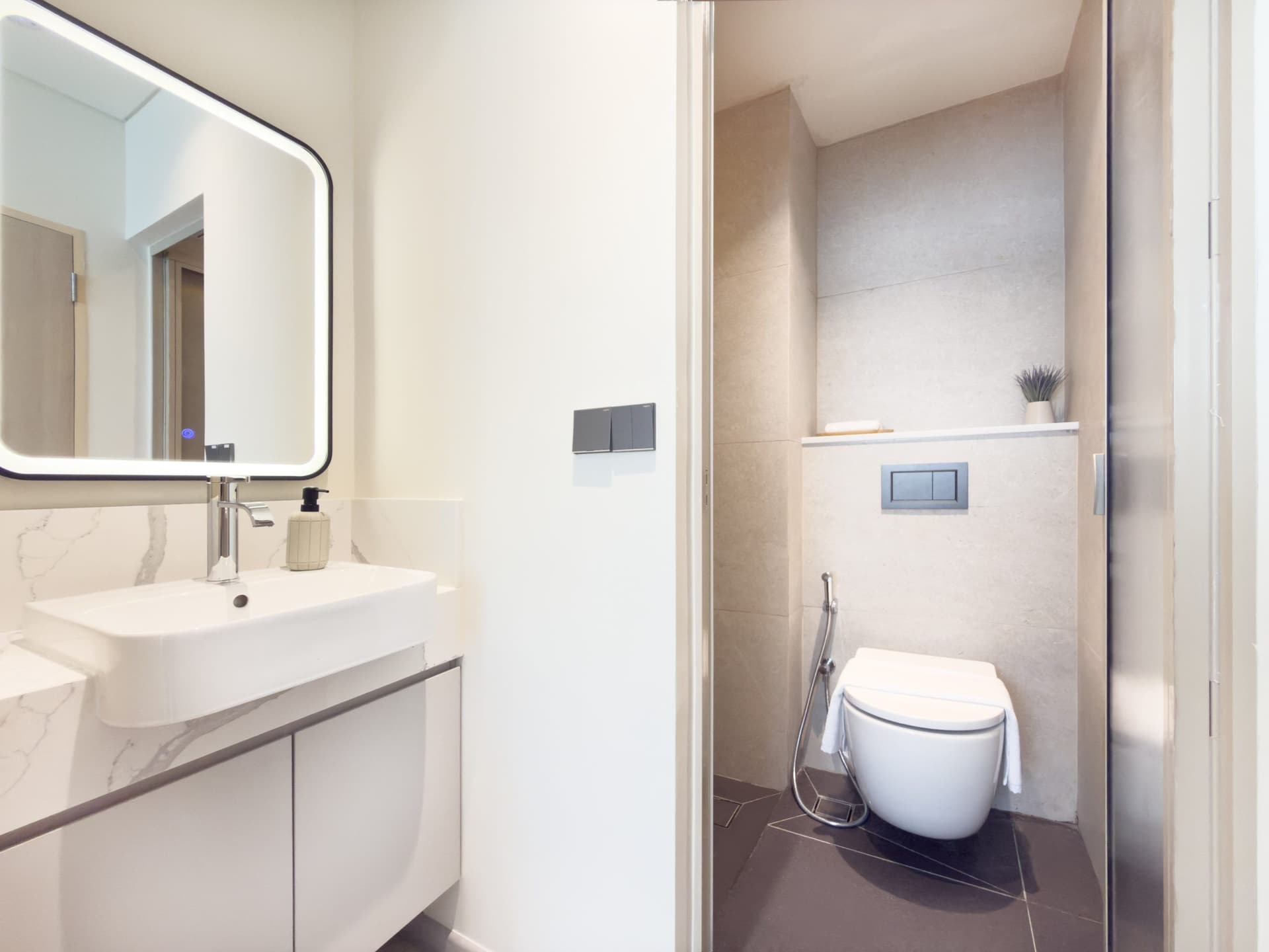 Ensuite at Coliwoo Midtown in D7, Singapore - Photo 2