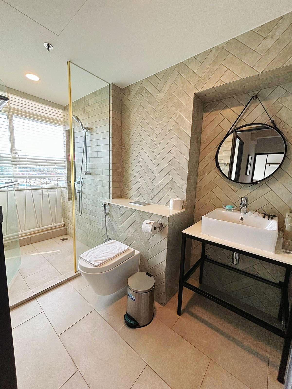 Ensuite at Cooliv Waterfront in D05, Singapore - Photo 3