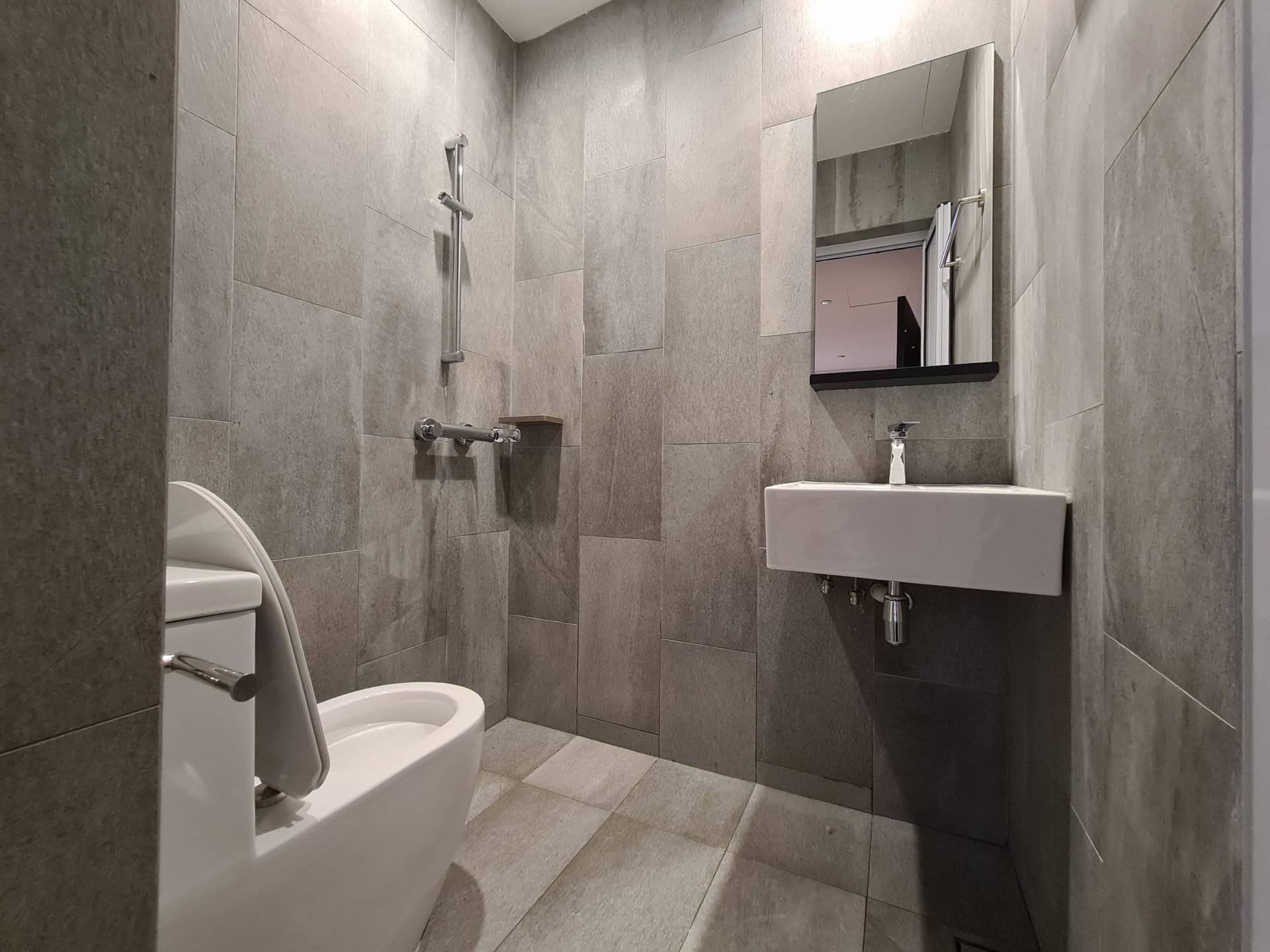 Ensuite at KEMBANGAN LODGE in D14, Singapore - Photo 3