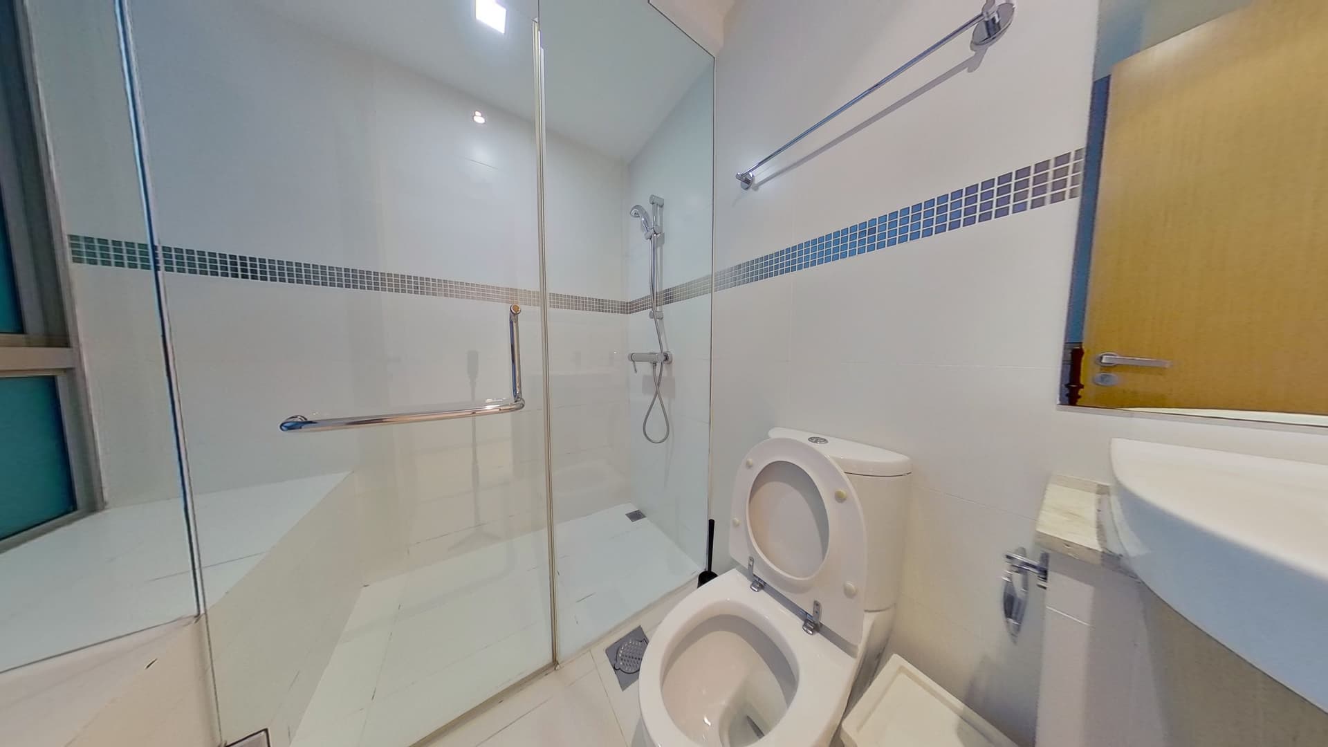 Ensuite at One-North Residences in D05, Singapore - Photo 2