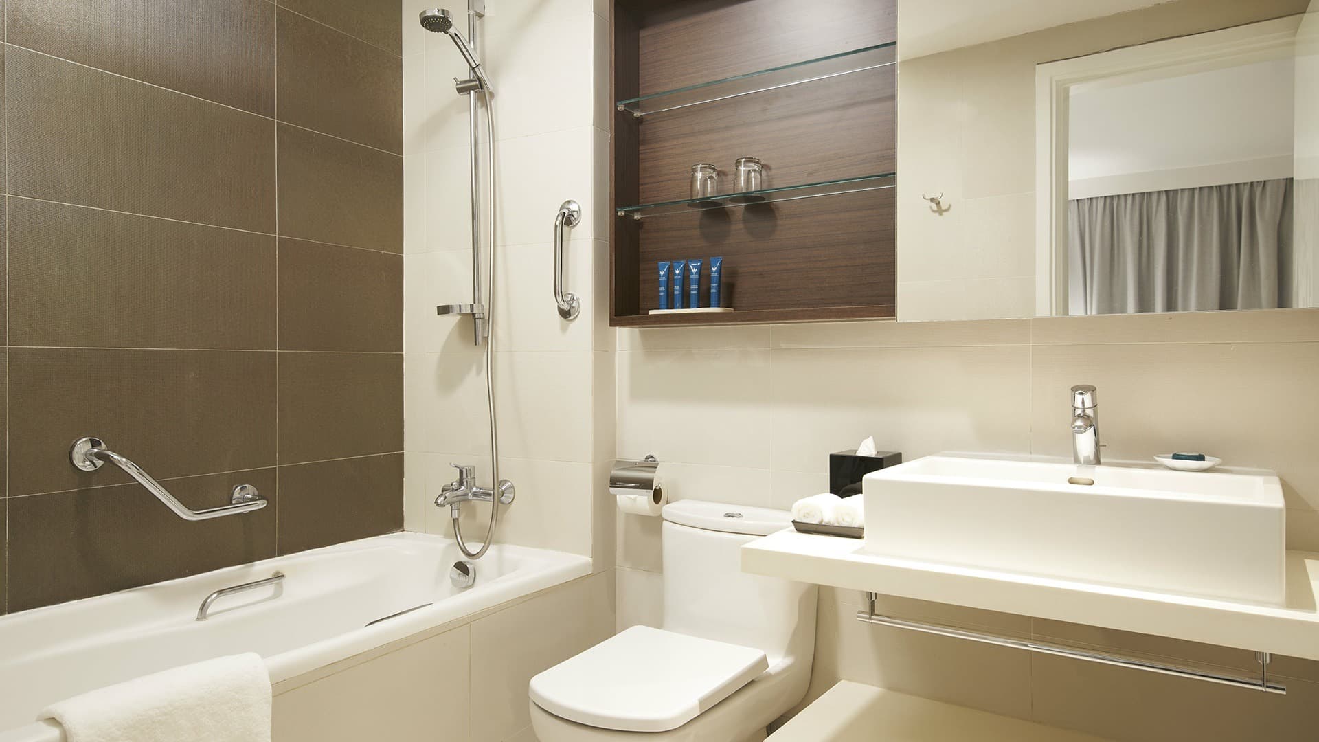 Ensuite at PARKROYAL Serviced Suites Singapore in D07, Singapore - Photo 3