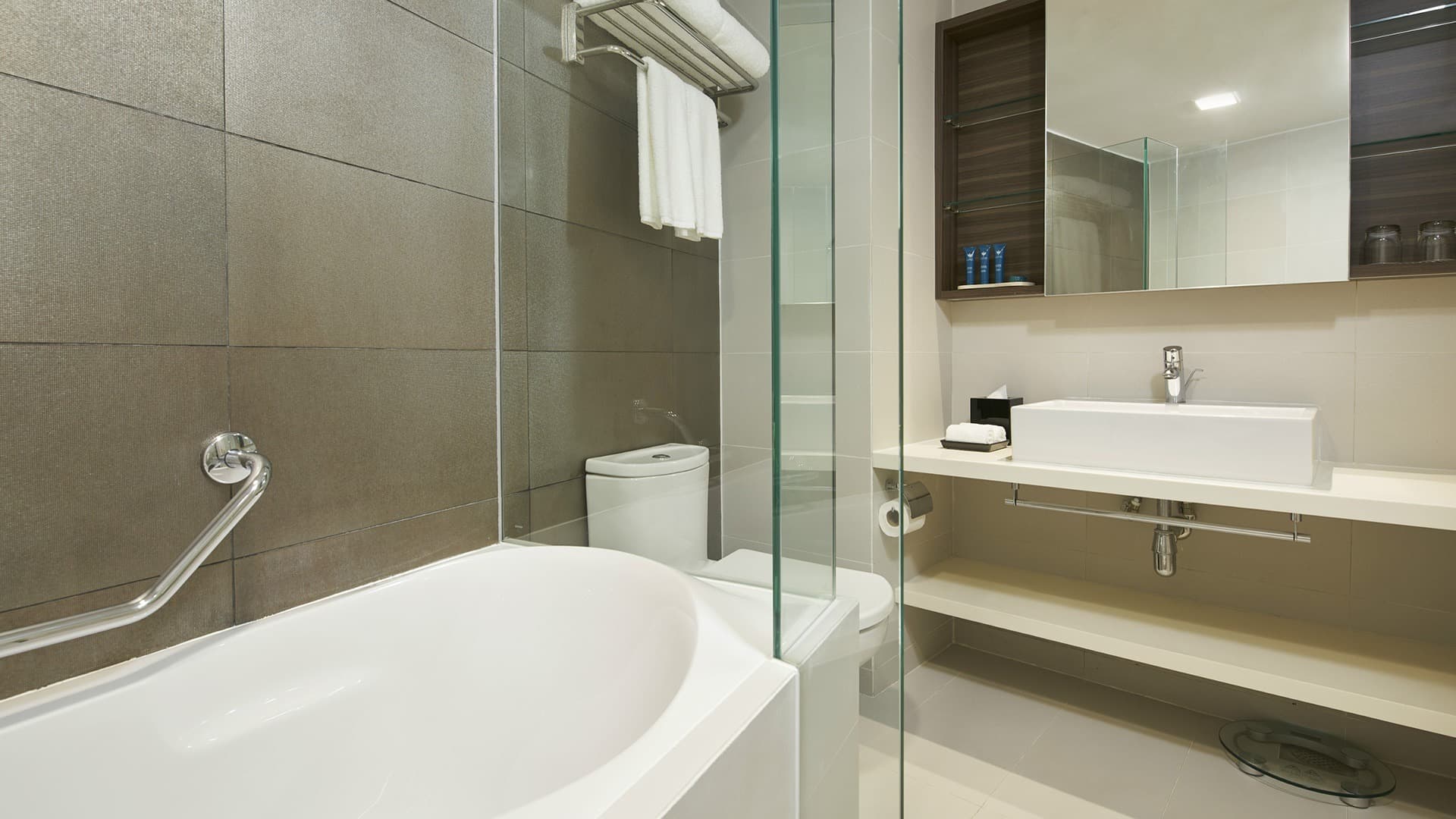 Ensuite at PARKROYAL Serviced Suites Singapore in D07, Singapore - Photo 2
