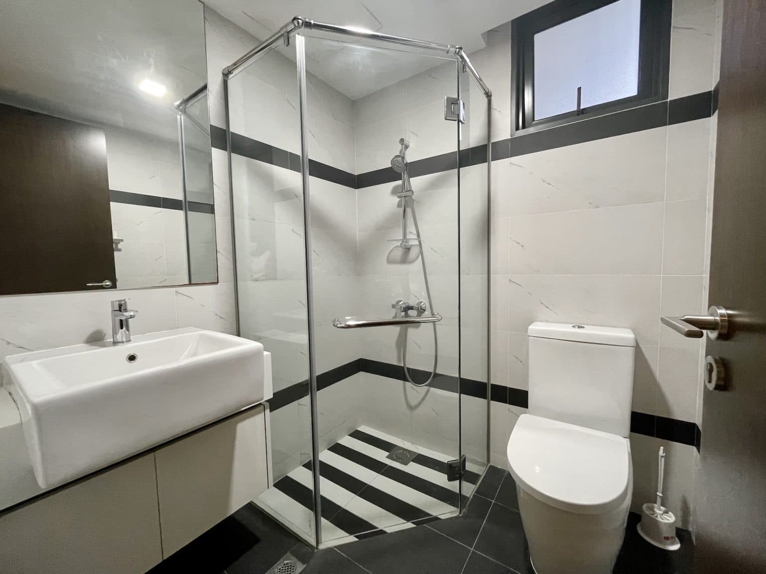 Ensuite at SYMPHONY SUITES in D27, Singapore - Photo 2